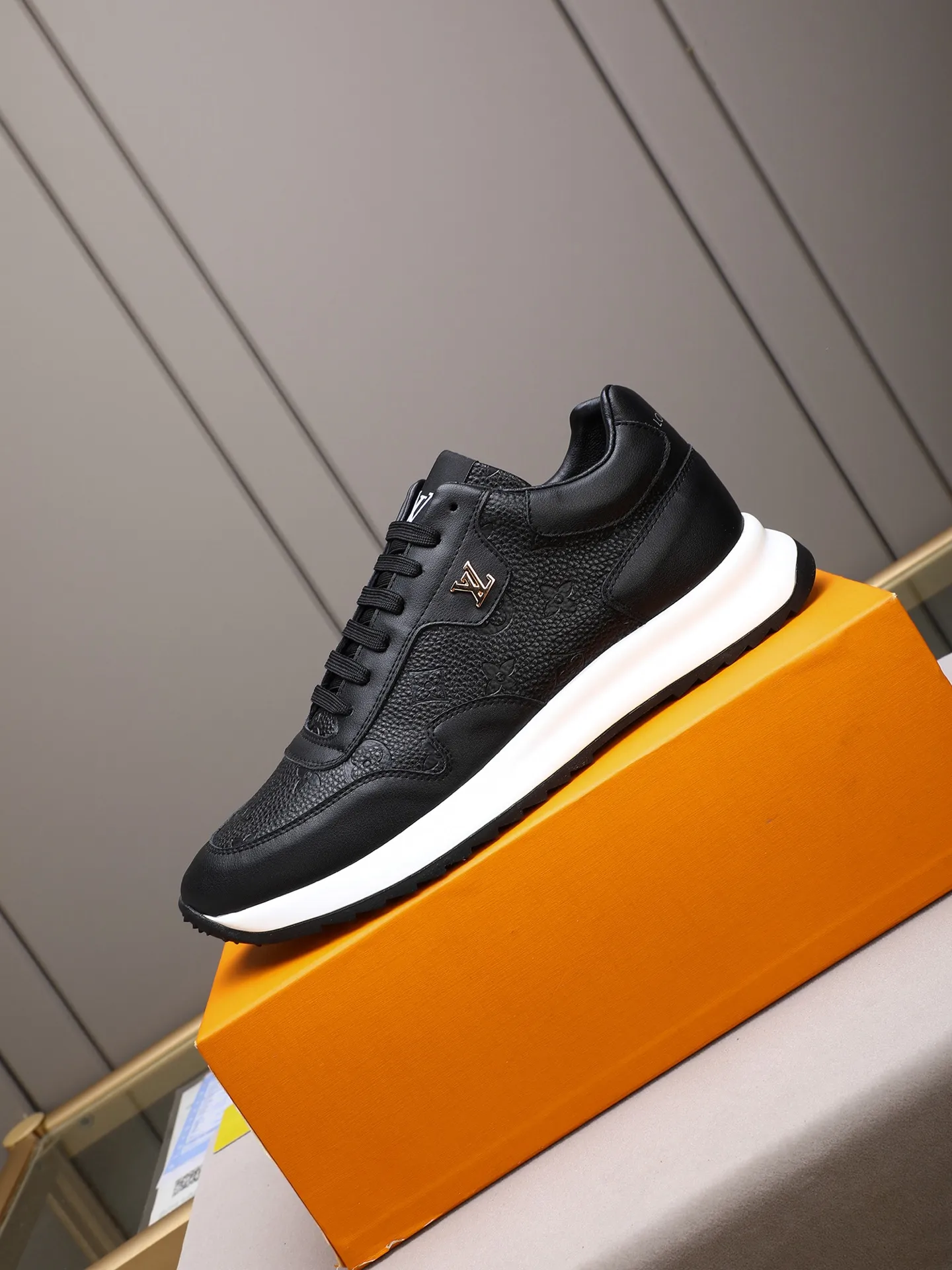 Men's shoes 💰460 [LV] Imported calfskin embossed, breathable first-layer sheep lining ✊✊Fashionable, crisp, stylish, more eye-catching and more classy. It will subvert the old idea and be a must-have for fashionistas who want to spend time with you! Must keep it for yourself! High and comfortable but low, high-end quality workmanship. 38-44 (45 customized)